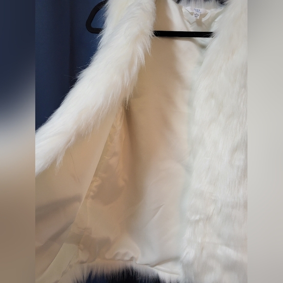 NWT Womens WhiteFaux Fur Vest Size 12-14 - Picture 3 of 7